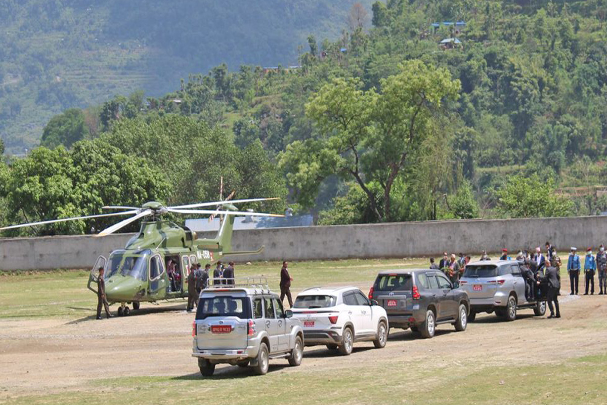 सेनाको हेलिकप्टर चढेर दमौली पुगे प्रधानमन्त्री देउवा